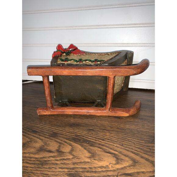 Santas Sleigh Victorian Christmas Resin Centerpiece Mantle Decor 9”x 5.5”x 4.25 - Picture 6 of 6